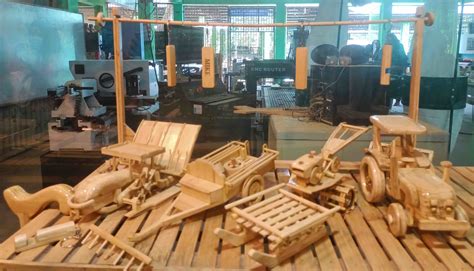 Bataan bamboo product maker gets biggest DTI grant .